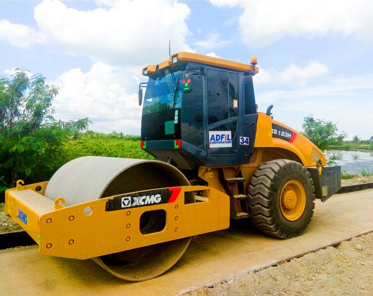 XCMG Official 12 ton vibratory road roller compactor XS123H new single drum vibration roller price